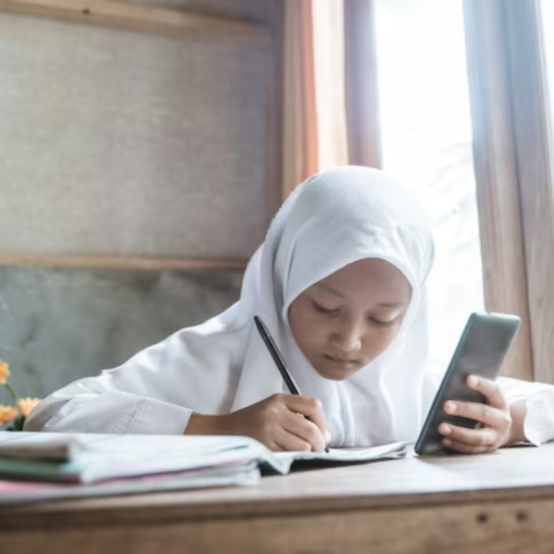 Murid sedang belajar online